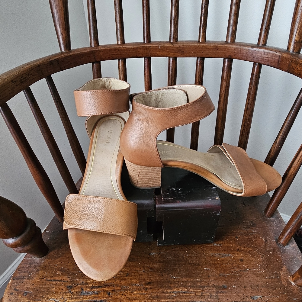 Women's Vionic Tan Leather Sandals Sz 9